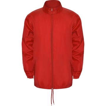 Chubasquero con cuello alto y capucha extraíble con cordón ajustable. 